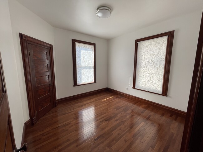 Master Bedroom & Walk in Closet - 596 Niagara St