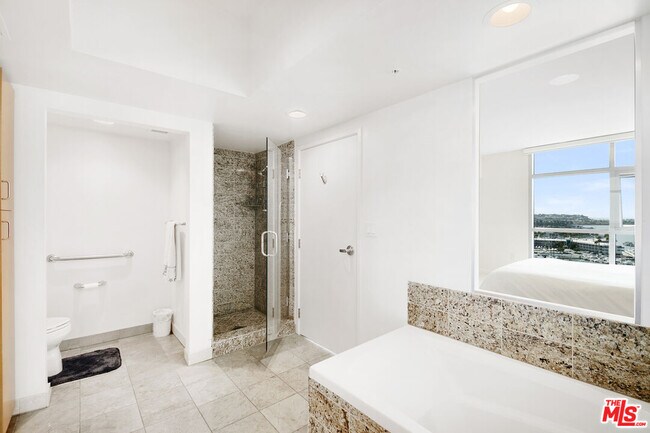 Building Photo - 13700 Marina Pointe Dr