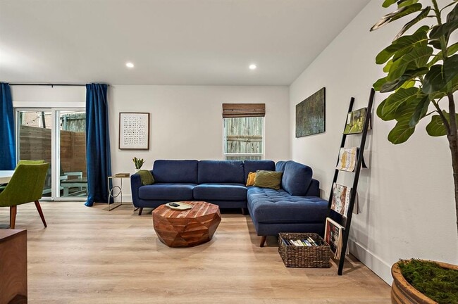 Building Photo - 1206 Hollow Creek Dr