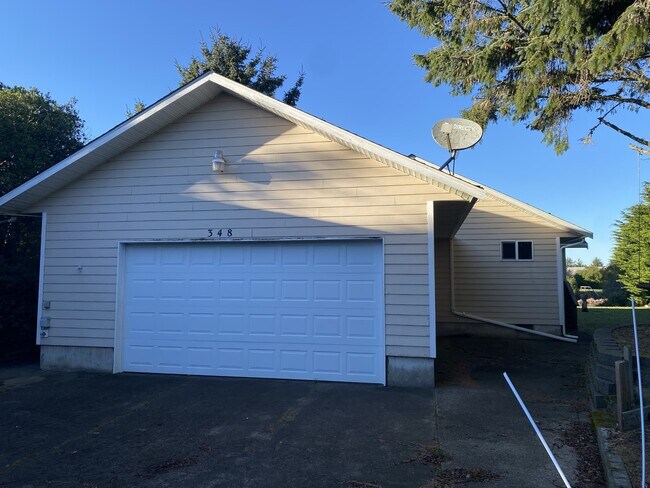 Building Photo - 348 Cockle St SW