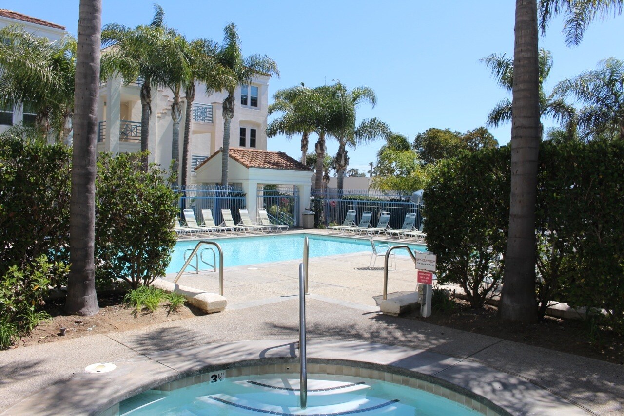 Building Photo - 415 Townsquare Ln