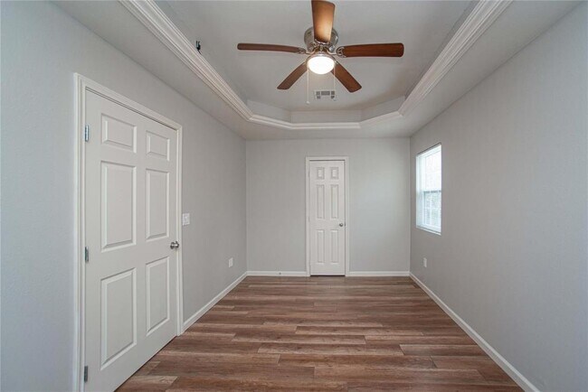 Building Photo - 10700 Deer Hill Dr