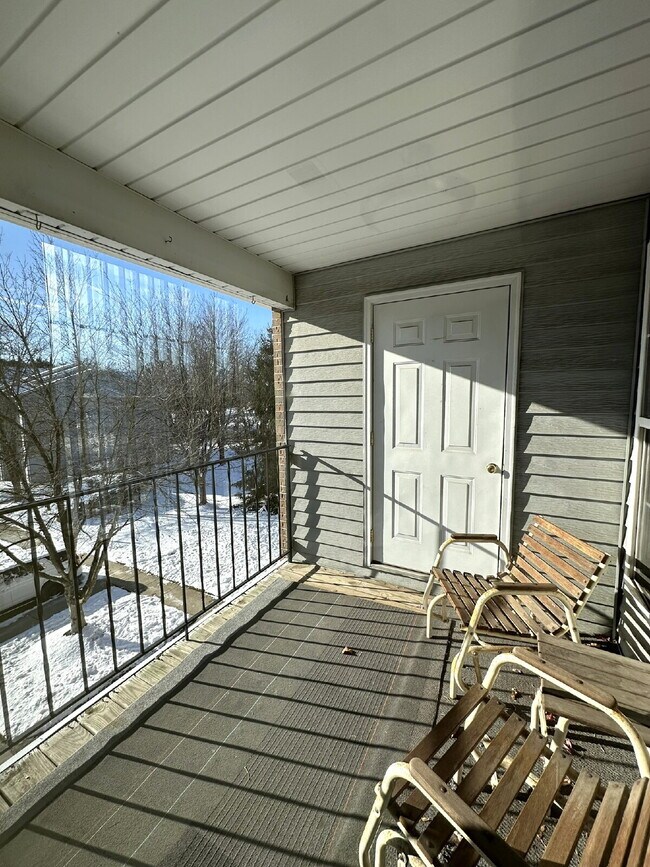 Building Photo - COMING SOON! Top Floor Condo in Hampstead