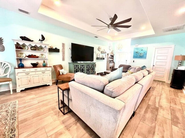 Building Photo - 5402 Pinetree Ave