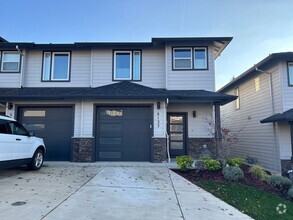 Building Photo - Fantastic Townhouse in South Salem