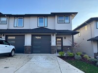 Building Photo - Fantastic Townhouse in South Salem