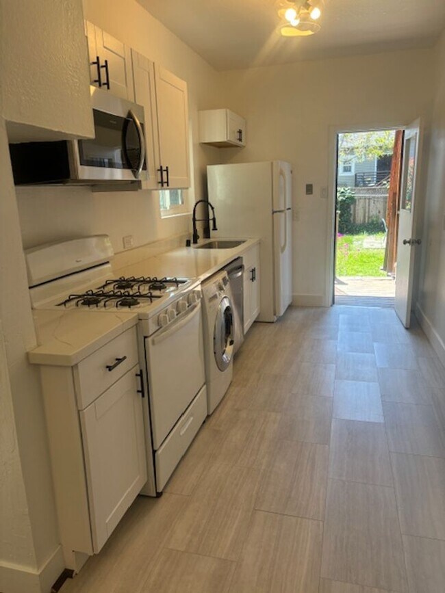 Building Photo - 725 44th St