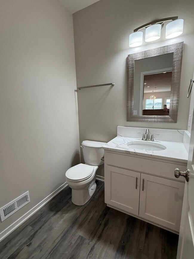 Building Photo - Spacious 2 bed/2.5 bath daylight Townhome in SE Lincoln
