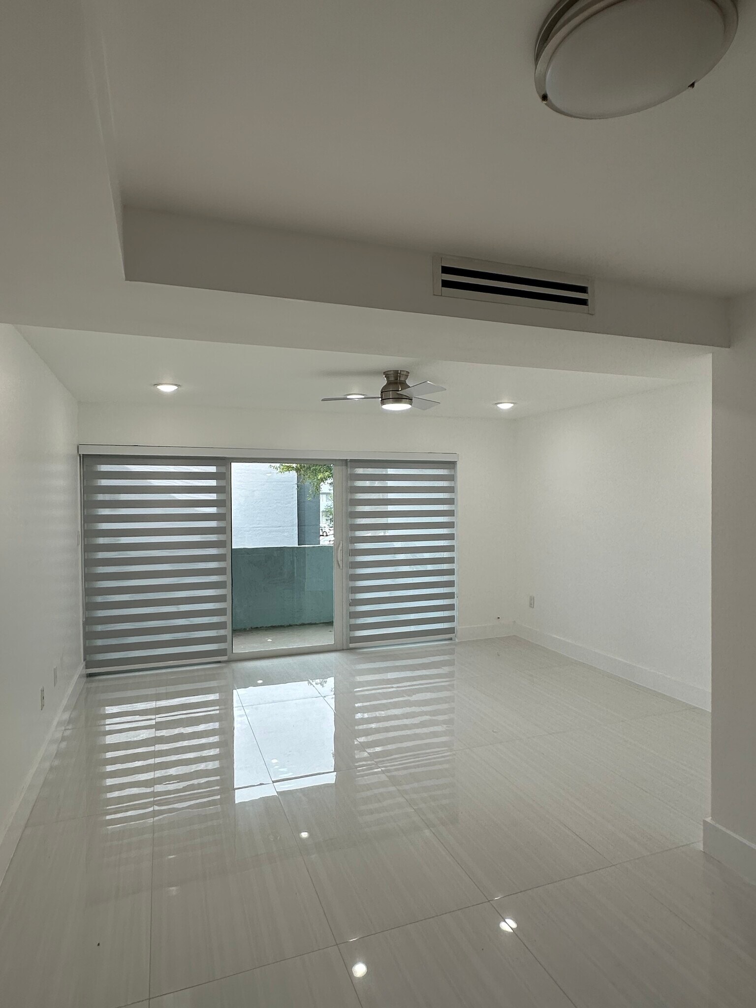 Building Photo - 9367 Fontainebleau Blvd