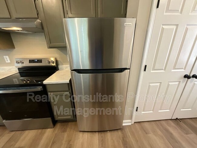 Building Photo - 2711 Ingleside Dr