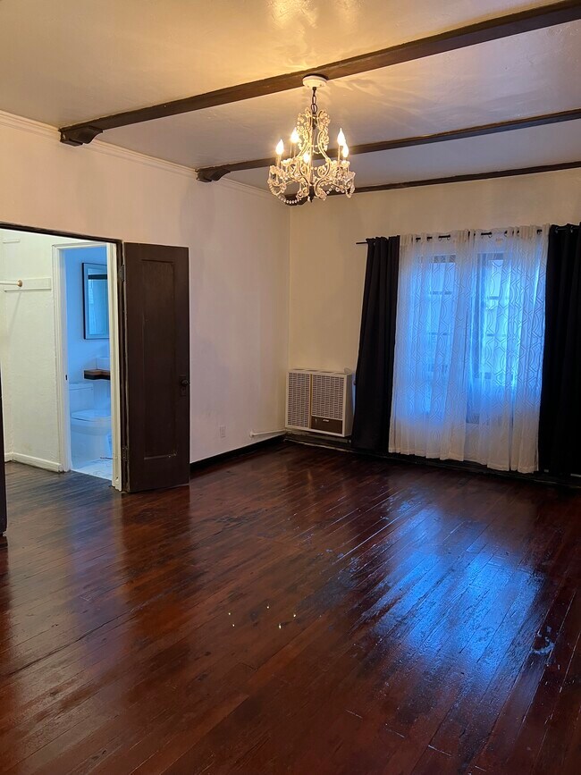 Building Photo - 2041 N Vermont Ave