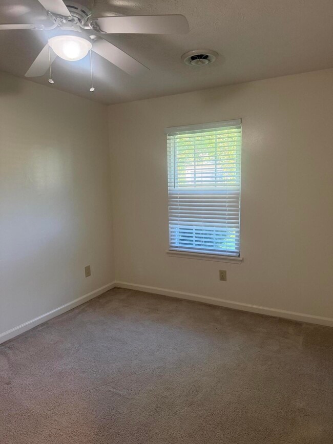Building Photo - 837 Ridgebrook Rd