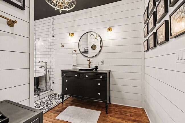 Building Photo - 704 24th Ave