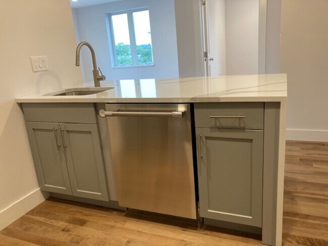 Building Photo - 2BR 2Bth unit. Great location! Easy access to Mass Pike. Laundry IN UNIT!