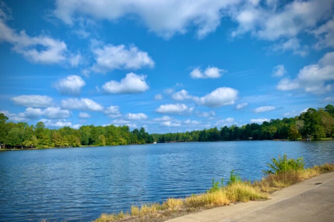 Building Photo - 628 Marion Dr N