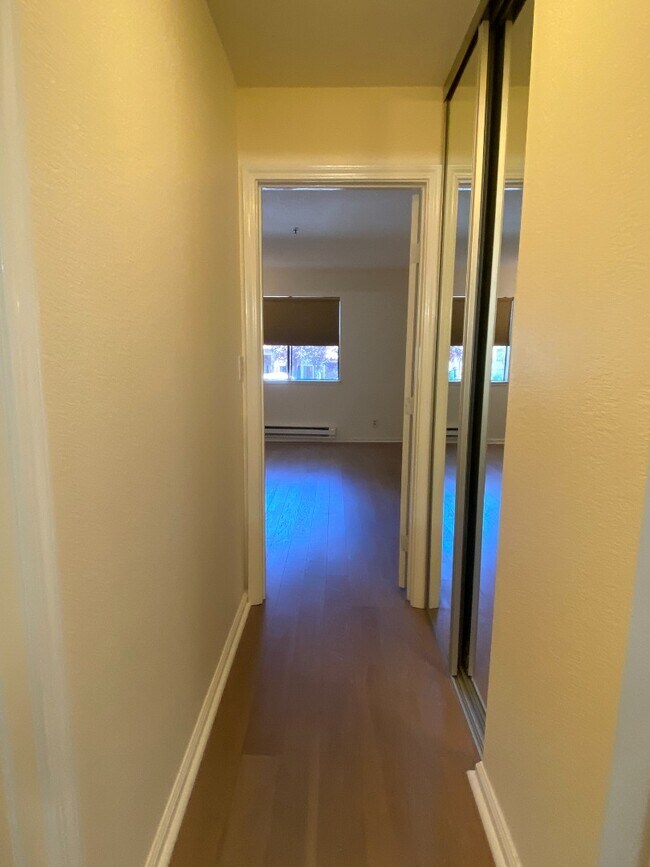 Building Photo - Spacious 1-Bedroom Condo in Prime Sunnyvale Location