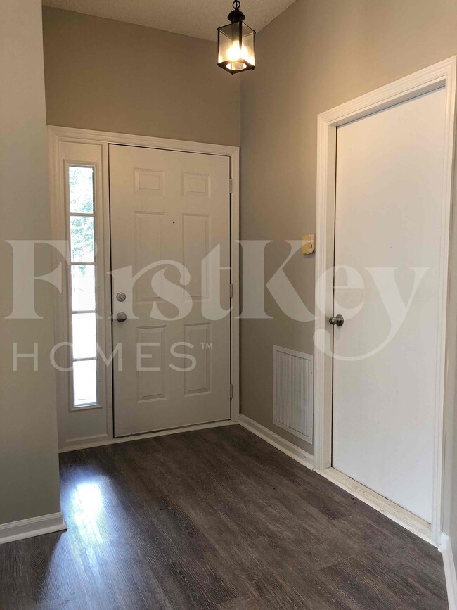 Building Photo - 2137 Featherwood Dr W