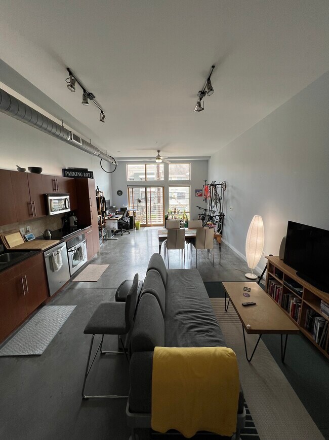 Primary Photo - 2124 E 6th St