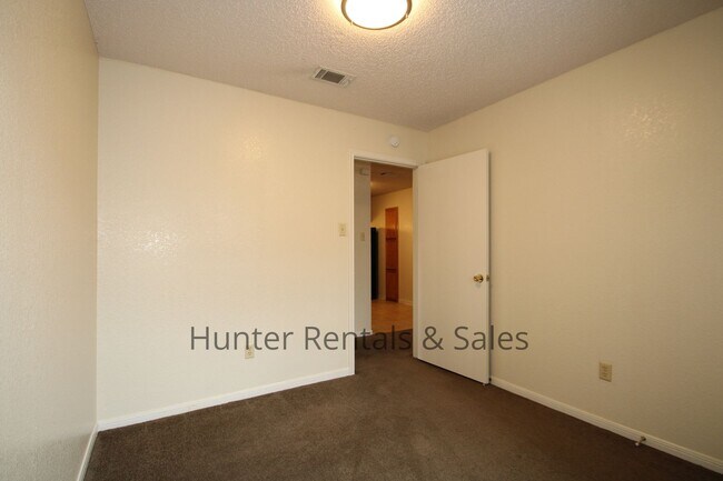 Building Photo - Move South!