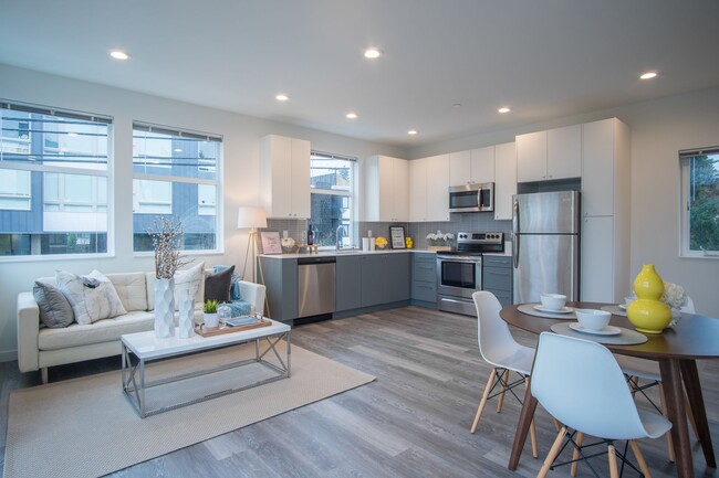 Building Photo - Modern 3BR/3.5BA Townhouse with Rooftop Views in Yesler Terrace