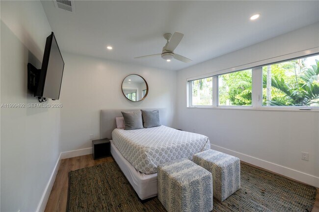 Building Photo - 7125 Los Pinos Blvd