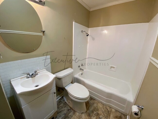 Building Photo - Well-Kept 3BR Home with Sunroom, Garage & Fenced Yard