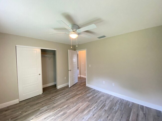 Building Photo - Custom Home - Desirable SE Ocala Neighborh...