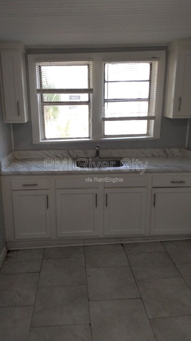 Building Photo - 1331 W 25th St