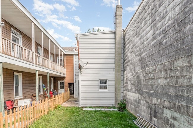Building Photo - Newly remodeled 3 bedroom home