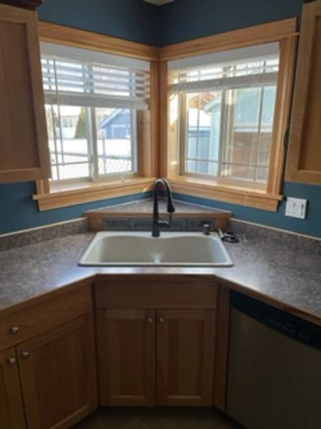 Building Photo - 1203 15th Ave W