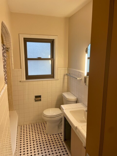 Main floor bathroom - 1919 George Washington Blvd