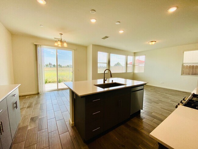 Building Photo - $2,395 Alluvial & Fowler, 3 Bedroom Home -...