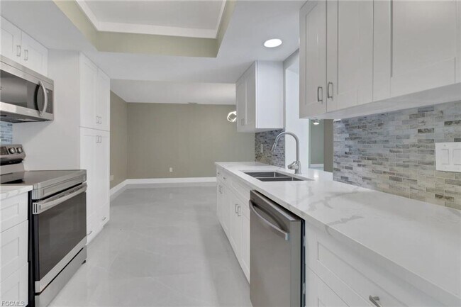 Building Photo - Elegant 3-Bedroom Pool Home in the Prestig...