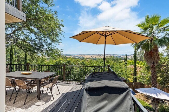 Building Photo - Luxury 5 Bedroom Home with Panoramic Views...