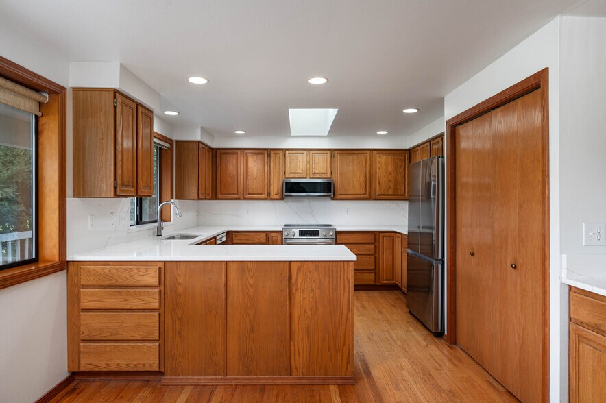 quartz countertops and new appliances - 12371 Rainier Dr