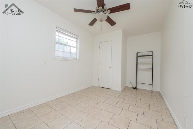 Building Photo - 410 W Pecan Ave