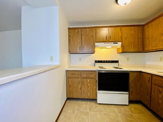 Building Photo - Cozy 1 Bedroom 1 Bath Lower Apartment W/Garage & Coin-Op Laundry!