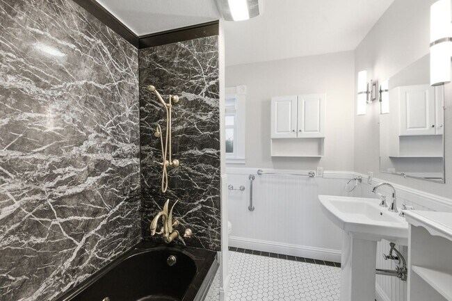 Building Photo - 1901 Spencer St