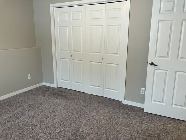 Building Photo - 4 Bed 2.5 Bath Single Family Home