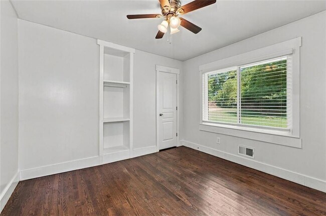 Building Photo - 208 Yancy Dr SE