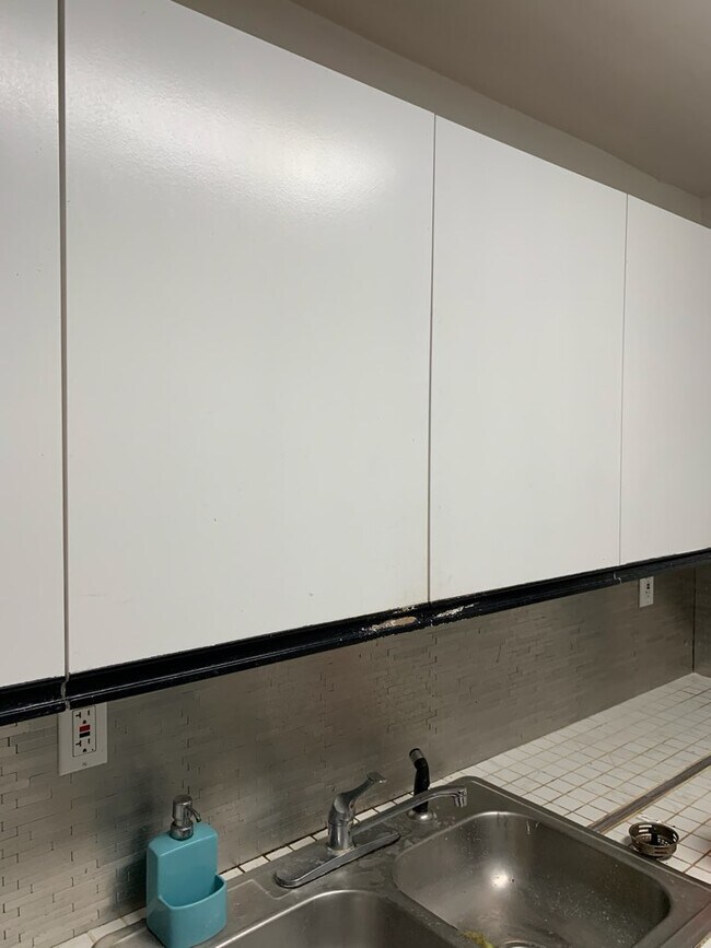 Building Photo - 2457 Collins Ave