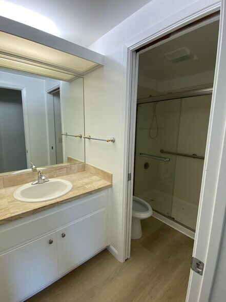 Light bathroom - 5340 Broadway Ter