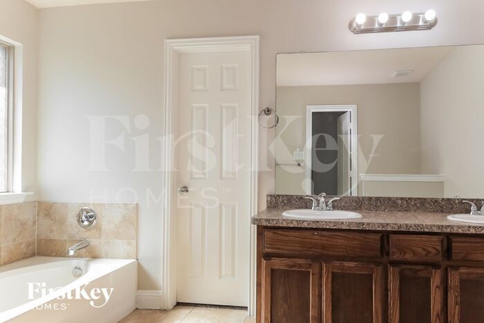 Building Photo - 15642 Gatsby Ln