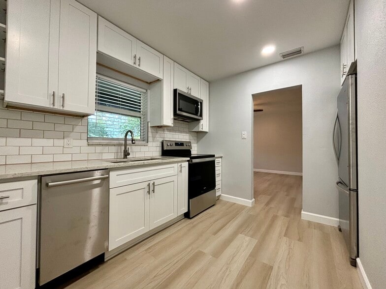 Building Photo - 718 E South St