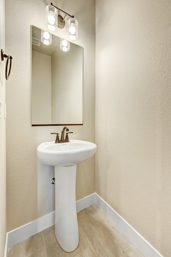 Building Photo - $2,350.00 - 2 Beds, 2.5 Baths, Townhouse i...