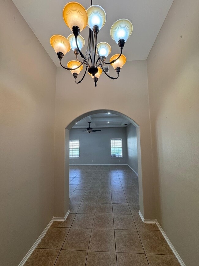 Building Photo - 705 Puig Dr