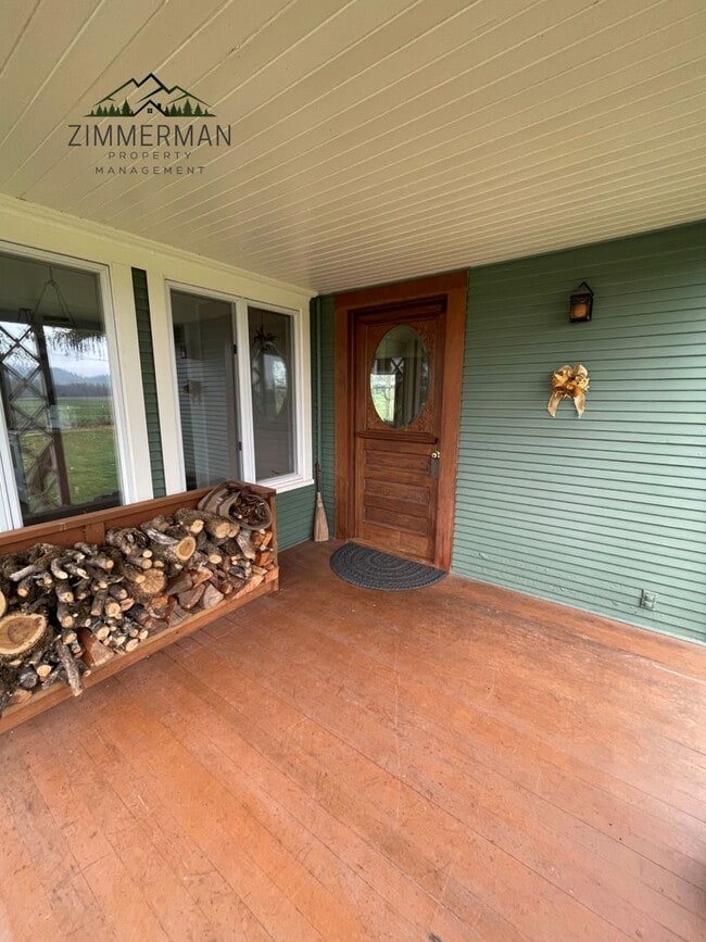 Building Photo - Adorable Updated Farmhouse in Creswell, OR