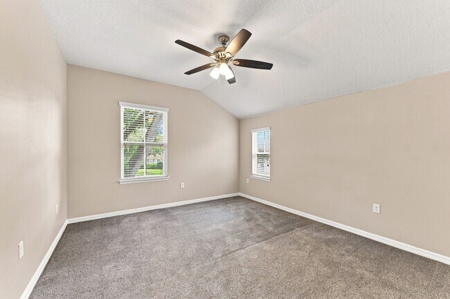 Building Photo - Stunning 3 BR + LOFT / 2.5 BA/ 2-Car-Garage Townhome in GATED community!