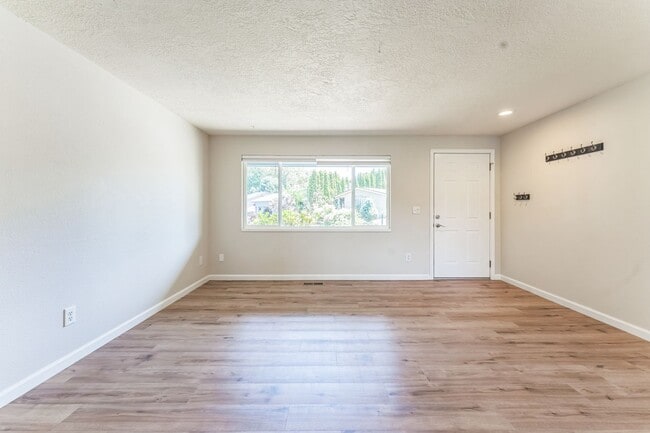 Building Photo - $500 gift card with lease by 9/1/25. Water...