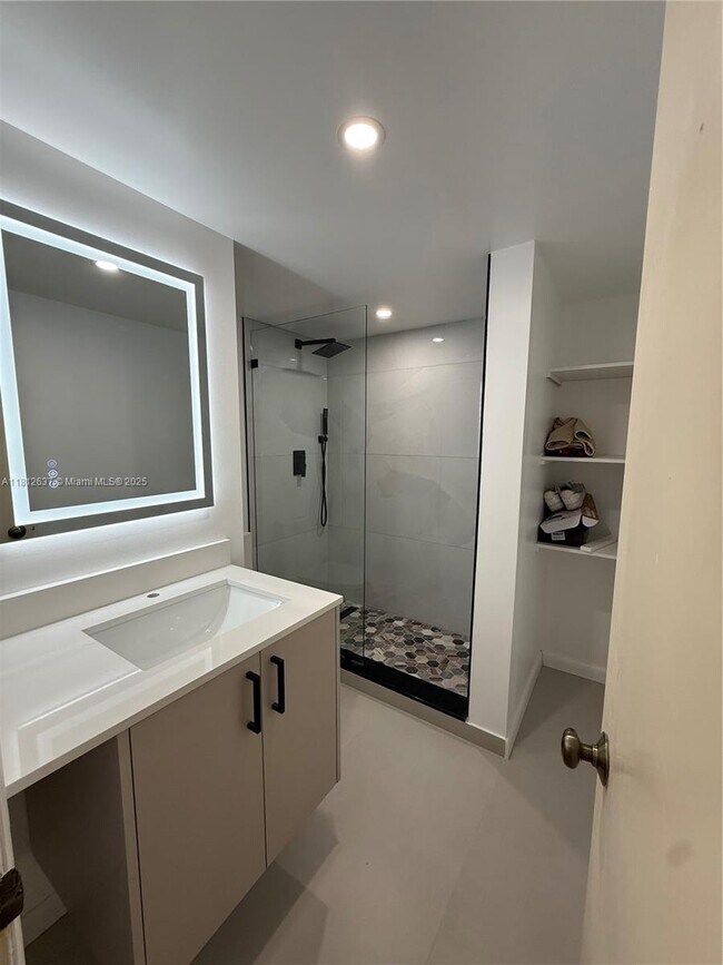 Building Photo - 14293 Kendale Lakes Cir